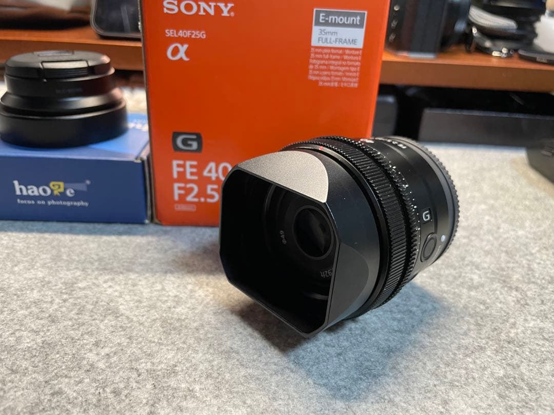 Sony Fe 40mm f2.5 G + hoage hood