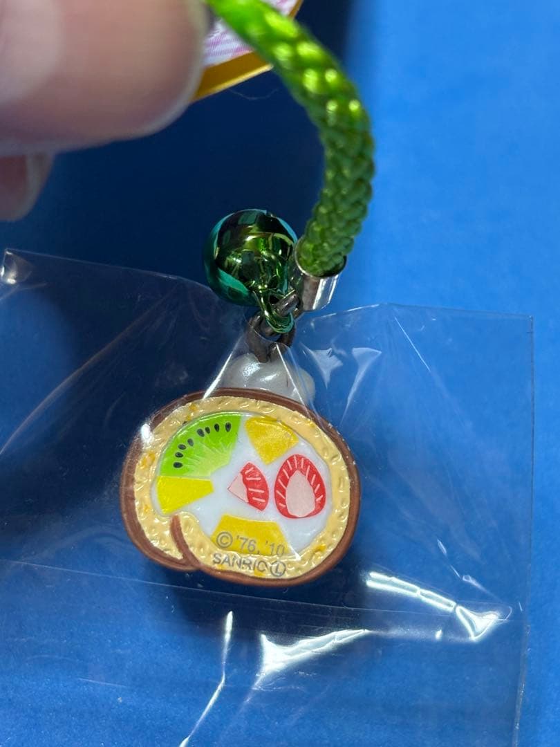 ご当地キティ ロールケーキ ドーナツ 根付け 2点セット - メルカリ