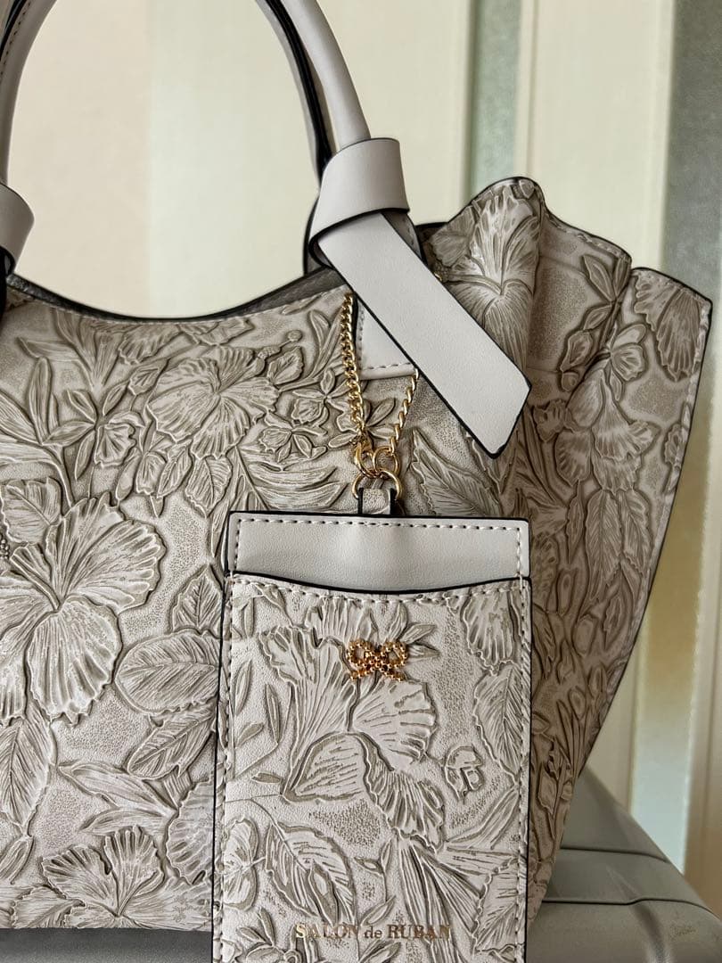サロンドルヴァン花柄エンボス加工ハンドバッグ - メルカリ