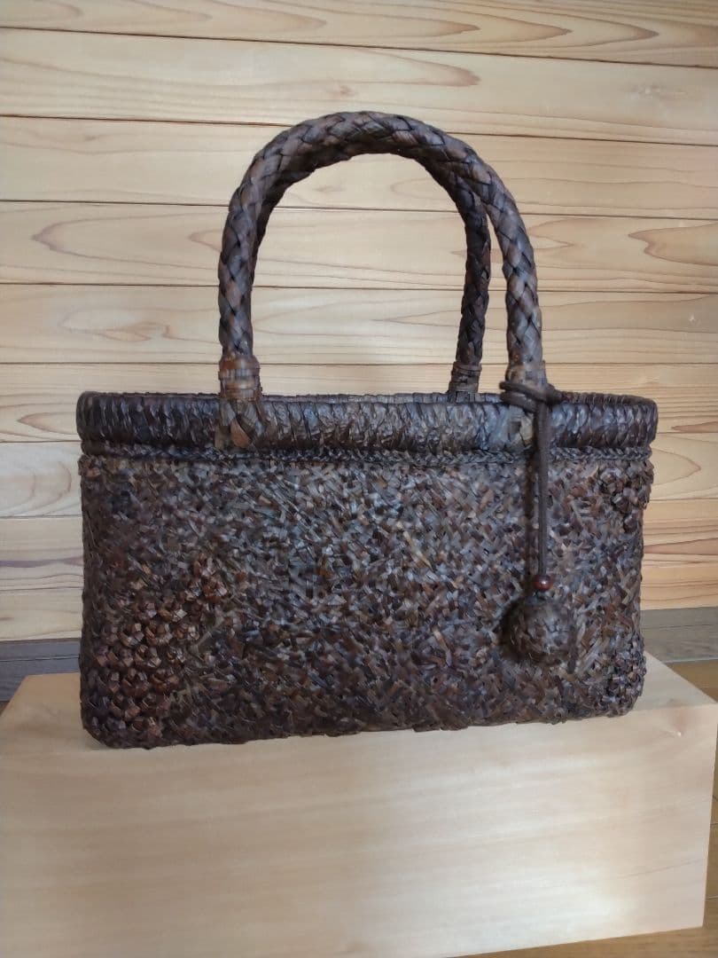 胡桃籠 若畑創作館 胡桃の籠「表と裏2色編み」 - 岩手県西和賀町｜ふるさと