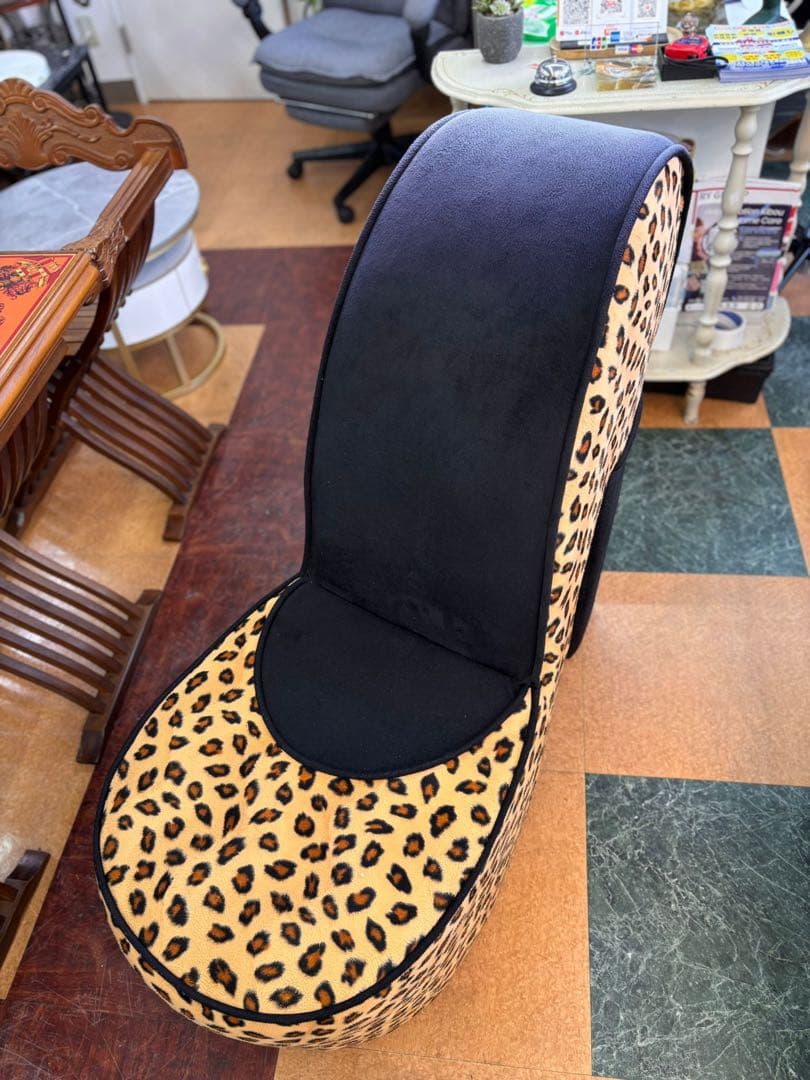 モダンヒョウ柄 ハイヒール型ソファインパクトのあるユニークな