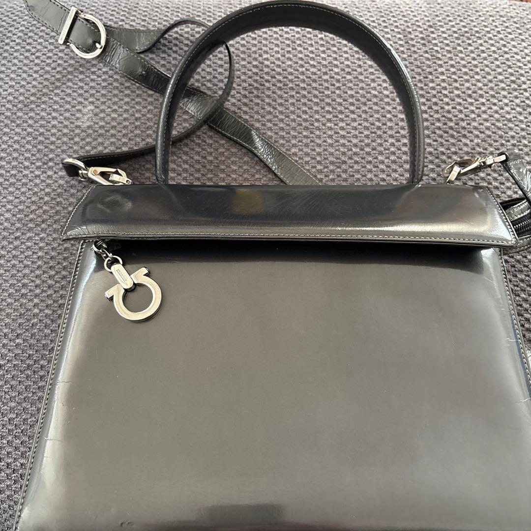 フェラガモ　エナメルショルダーハンドバッグ 中古・古着通販】Salvatore Ferragamo (サルヴァトーレ フェラガモ