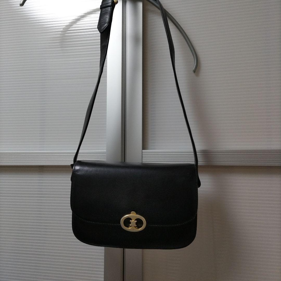 セリーヌ、ブラックレザーショルダーバッグ CELINE セリーヌ ターンロック ロゴ レザー ショルダーバッグ ブラック