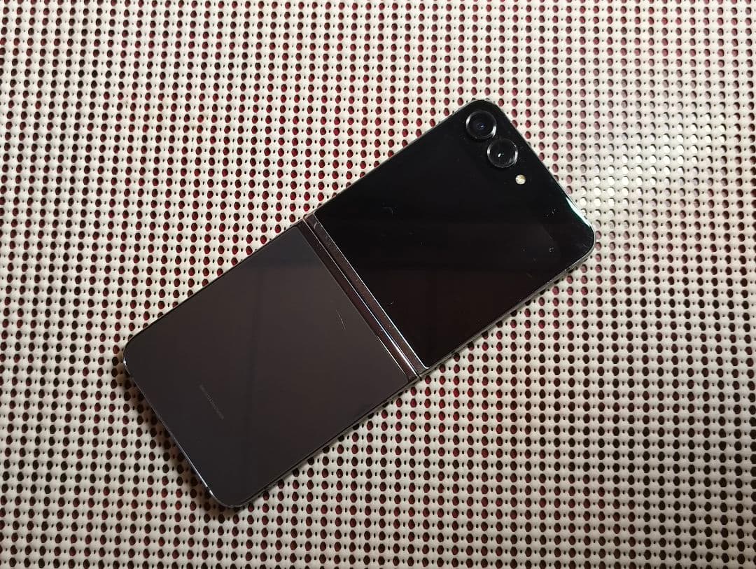 (ジャンク) Galaxy Z Flip5 256GB Gr Samsung Galaxy Z Flip5 256GB Graphite (CAD Version & Warranty