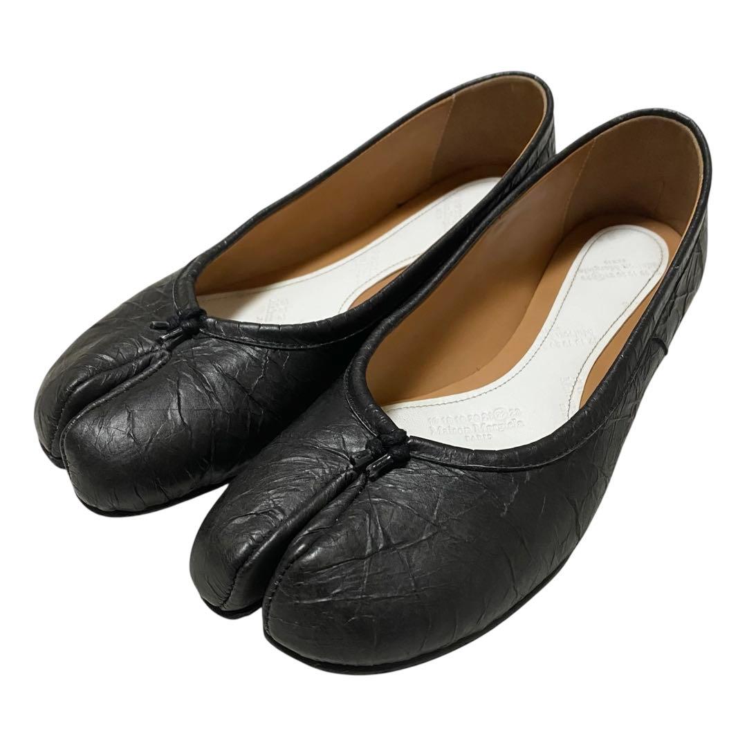 極美品 メゾンマルジェラ タビ 足袋 バレエ フラット シューズ シワ加工 黒 マルジェラ】タビに新色登場！“メタリックな黒”が争奪戦必至 | VERY