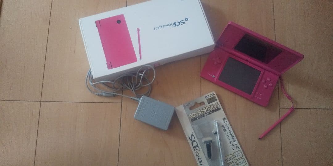 NintendoDSi箱付き新品同様美品☆箱付き☆初期設定済み！ NintendoDSi箱付き新品同様美品☆箱付き☆初期設定済み！