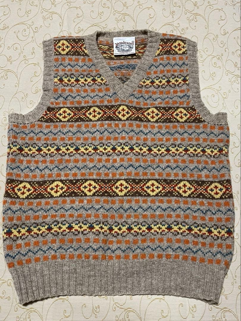 ジャミーソンズ Vネックベスト ユナイテッドアローズ ベージュ系 UNITED ARROWS（ユナイテッドアローズ）の「リバーシブル Vネック