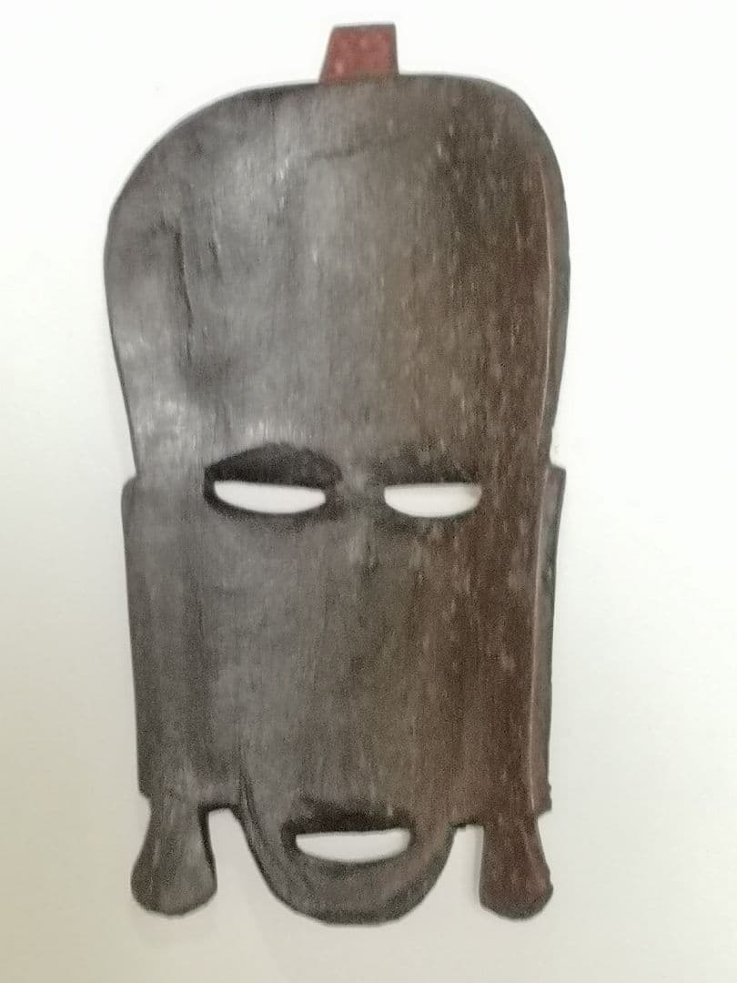 謎の木仮面 ケニアのお土産 アフリカンマスク 木製 赤黒装飾 - メルカリ