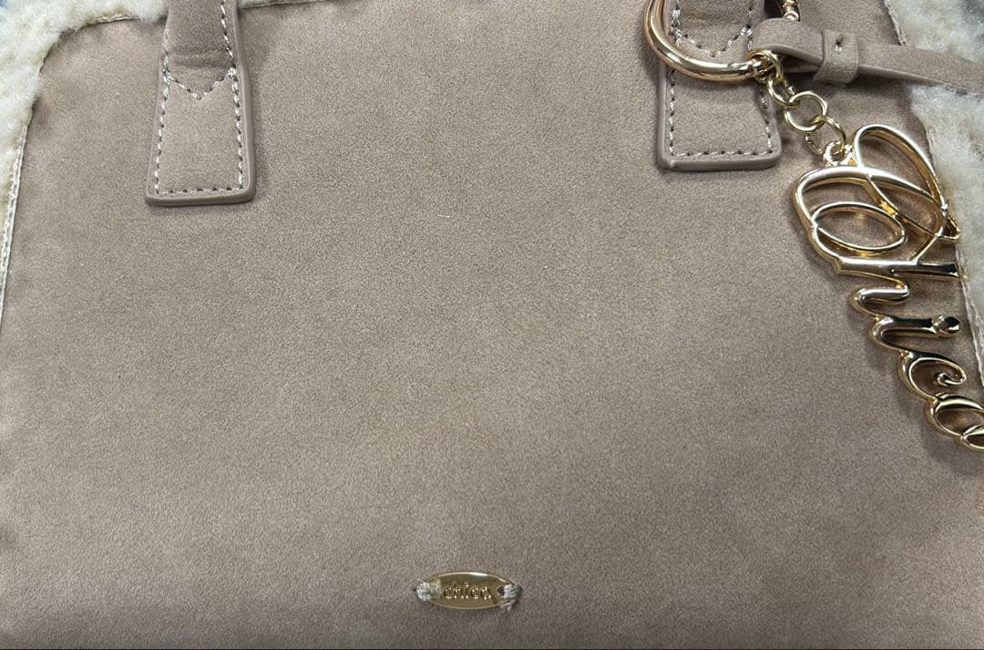 Chicoロゴチャーム付きスエードムートンバッグ - メルカリ