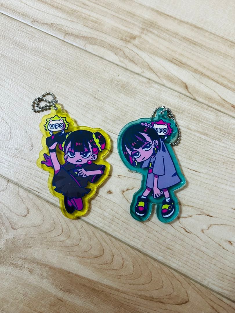 ずっと真夜中でいいのに。UFOつままれアクリルキーチェーン ニラちゃん