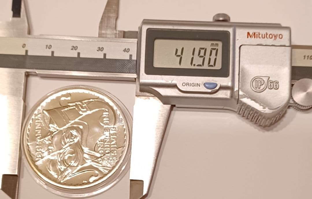 ブリタニア女神とエリザベス2世女王の2ポンド 大きめの銀貨 2003年