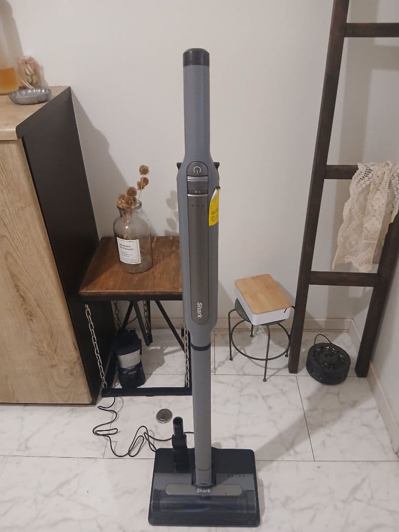 吉*生様 Shark コードレス掃除機 CS100JGR 充電スタンド付 EVOPOWER SYSTEM STD CS100J|CS100JGR|コードレススティッククリーナー