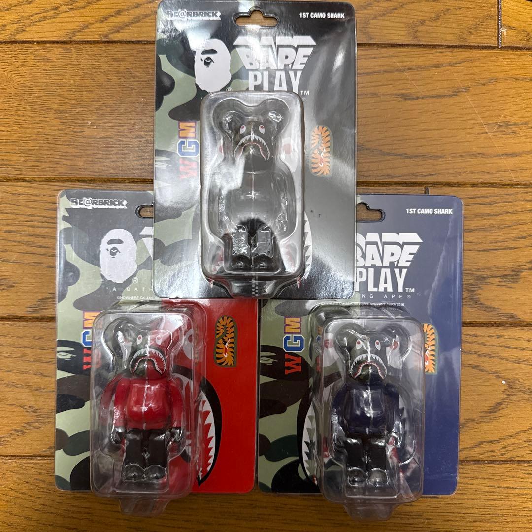 【新品】BAPEPLAY WGM ベアブリック 黒赤紺3点セット WILDSIDE × BE@RBRICK 牡丹 100% & 400%(FREE SIZE Black): BE@R BRICK