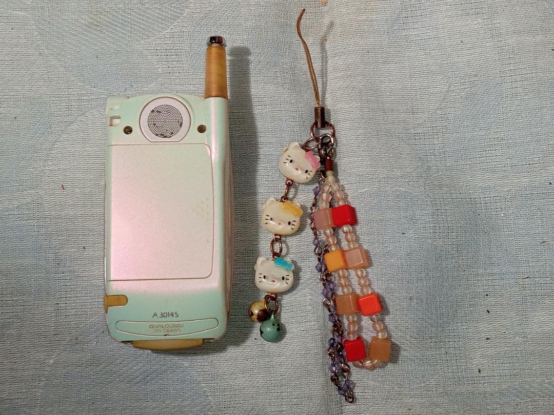 au A3014S ハローキティコラボモデル ガラケー ジャンク品 希少 レア