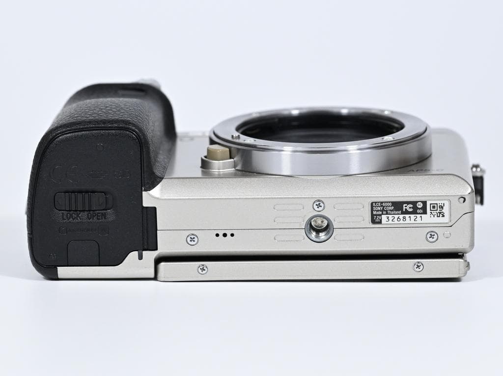 【美品】 ソニー α6000 ILCE-6000 ボディ 《ショット数6692》