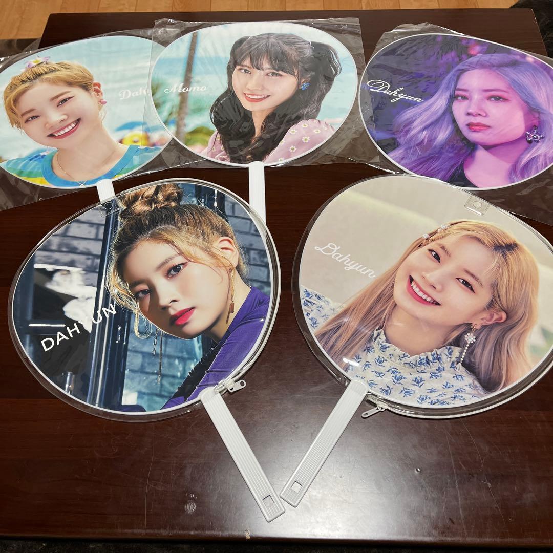 TWICE うちわセット／ダヒョン、モモ - メルカリ