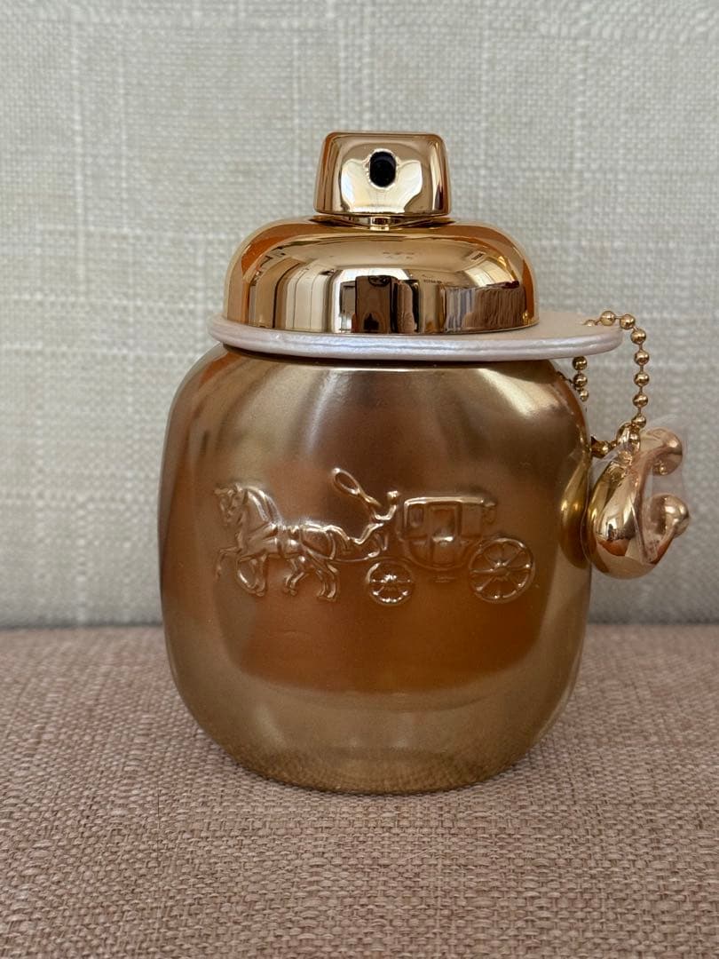 コーチ ゴールド馬車デザイン新製品香水容器 価格交渉どうぞ コーチ》のレディース フレグランスに、ゴールドにきらめく大胆な新作
