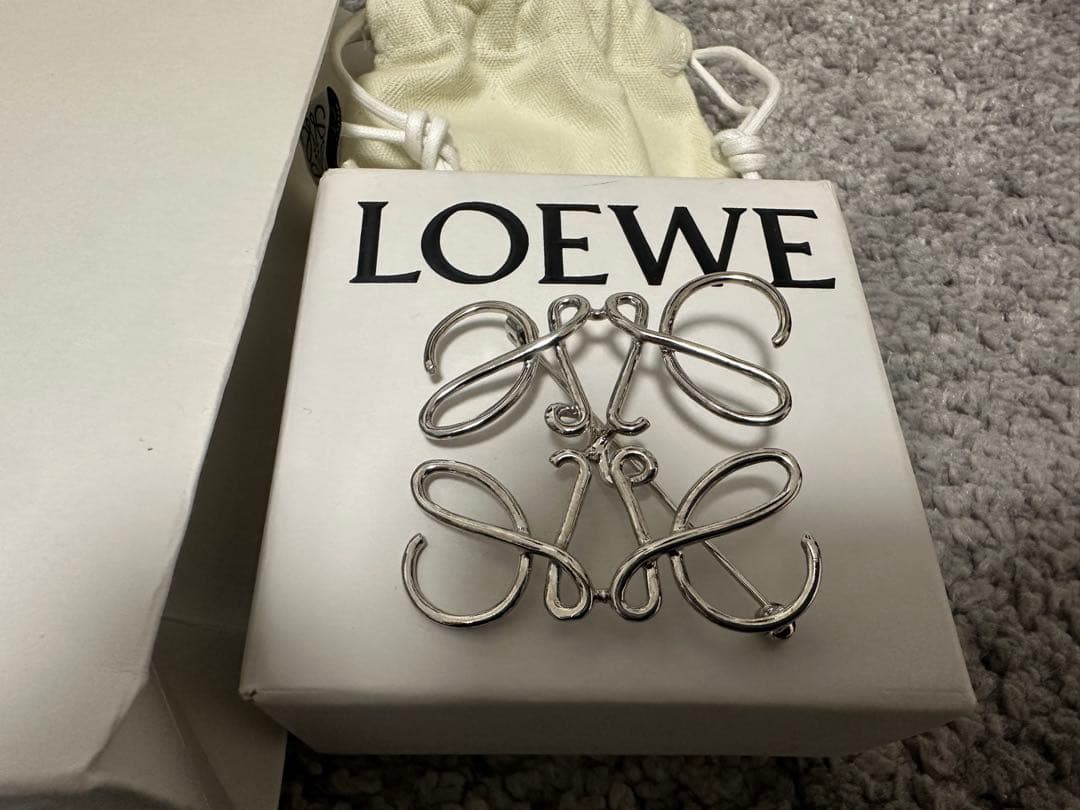 LOEWE アナグラム ブローチ シルバー アナグラム ブローチ シルバー - LOEWE Japan official website
