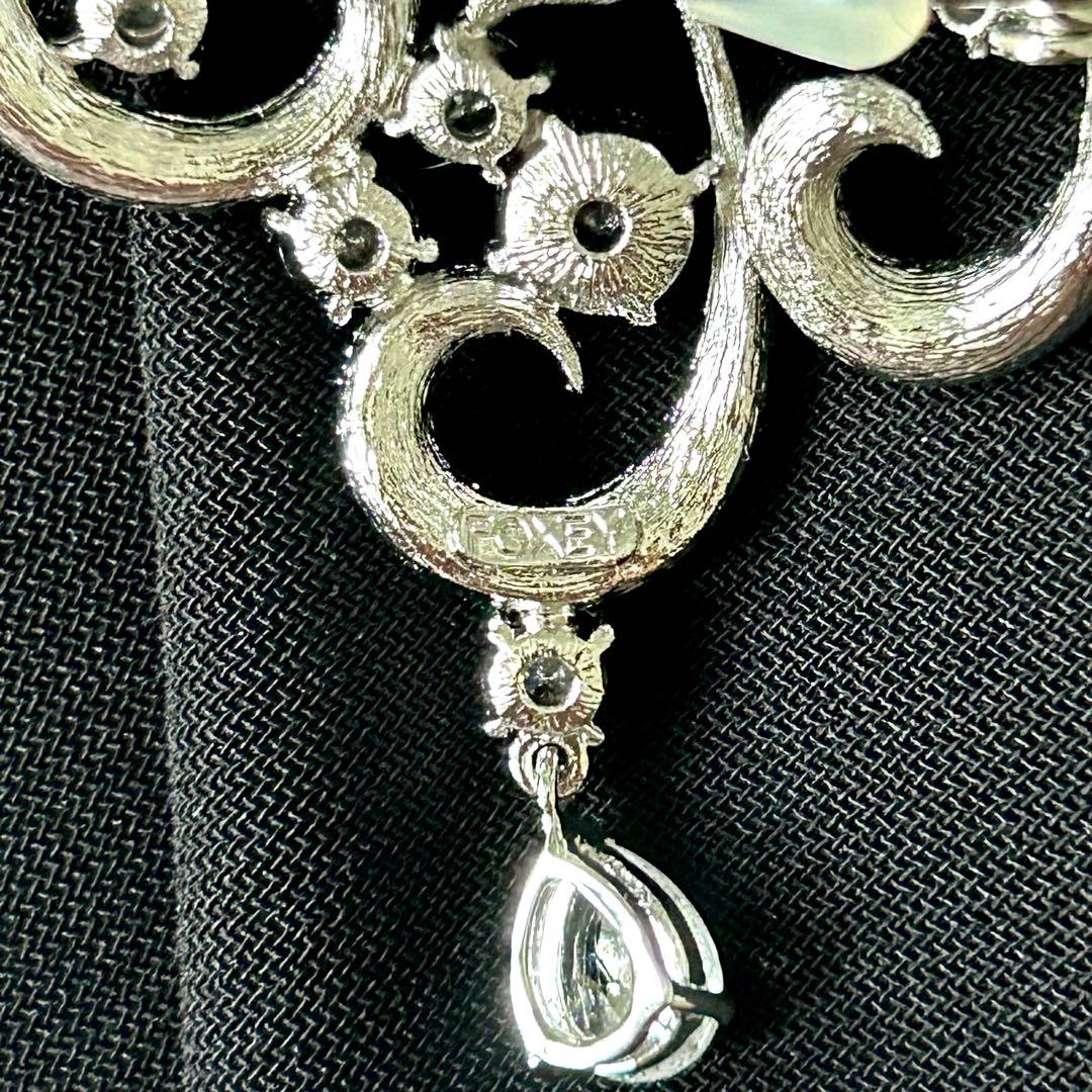 フォクシー｜ブローチ 雫 ラインストーン 曲線 シルバー - メルカリ