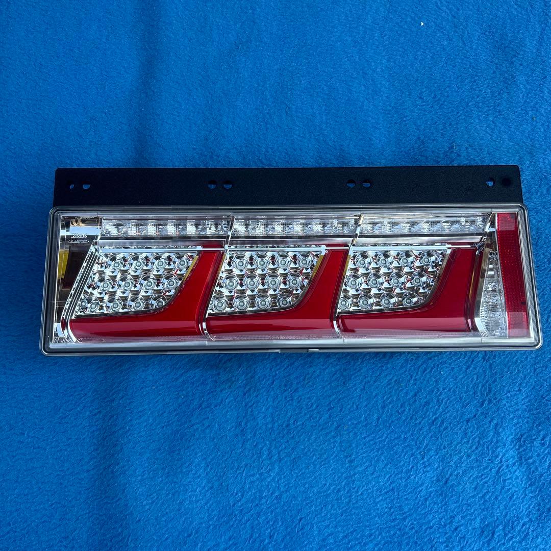 小糸LEDテールランプ 3連 新車外し 右のみ ノーマルターン - メルカリ