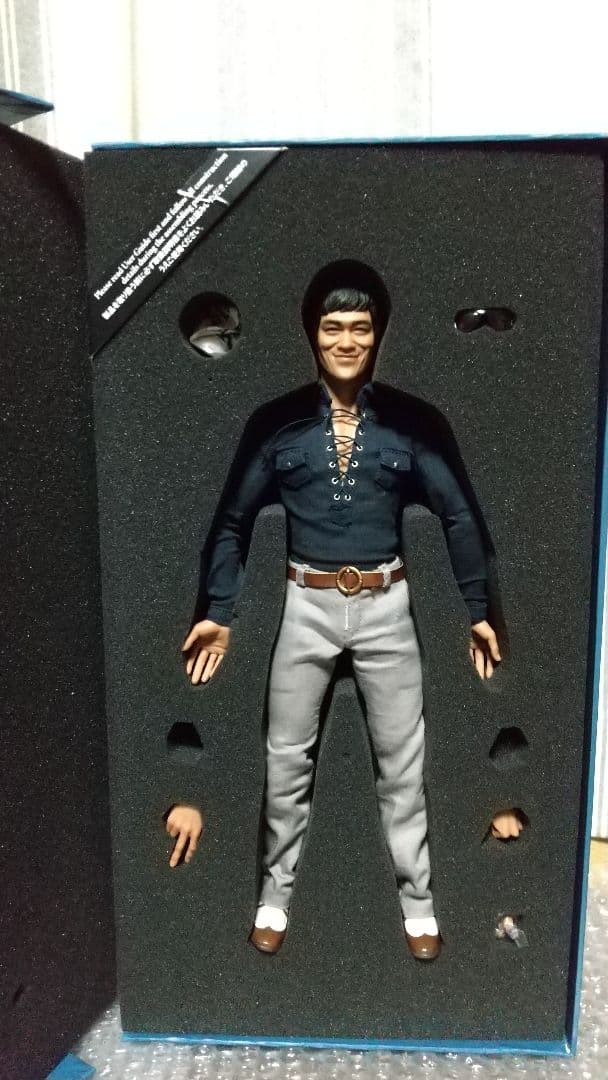 最終値下げ！美品 廃盤 HOT TOYS マイコン ブルース・リー カジュアル版