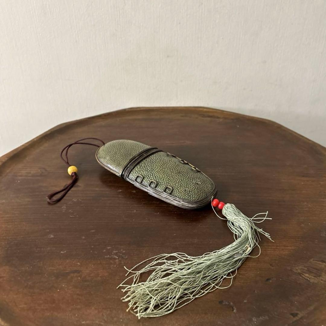 李朝時代後期 眼鏡匣 鮫皮　朝鮮王朝　アンティーク　韓国骨董　古道具　清朝 写真1〜2枚目 / No.8065 李朝 紙縒台皿 朝鮮王朝時代 φ13×h8cm 写真3枚