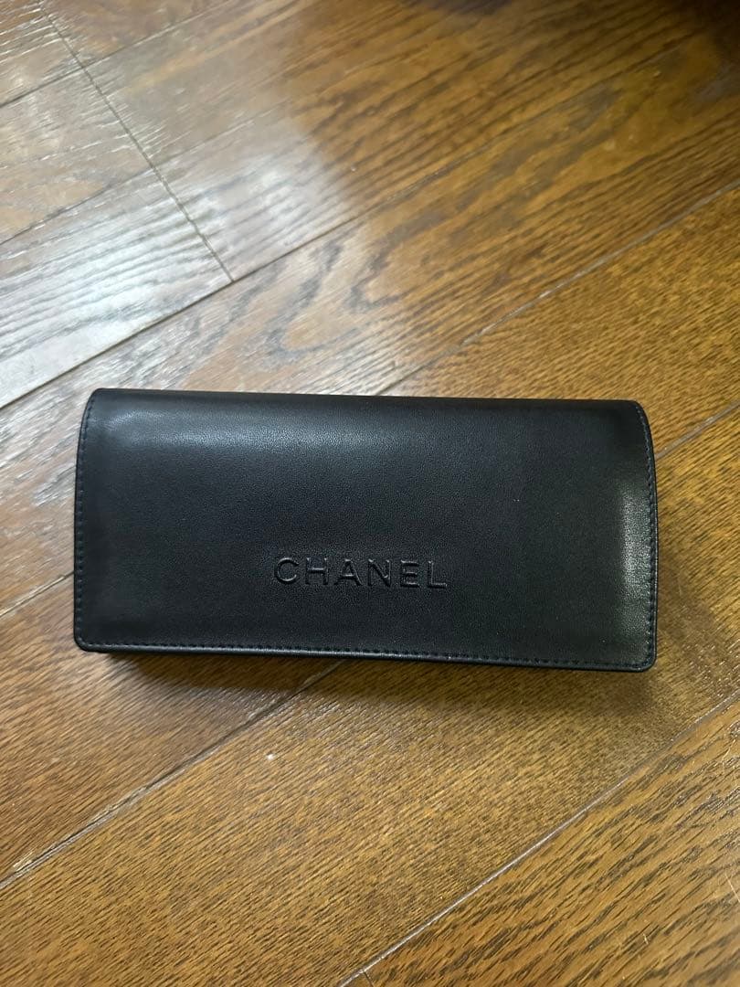 CHANEL メガネケース ブラック カールラガーフェルドのメガネ拭き付き
