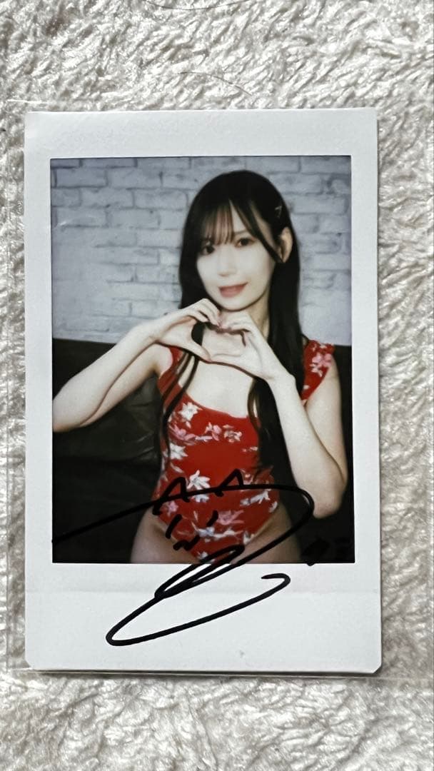 明里つむぎさん直筆サイン入りチェキ - メルカリ