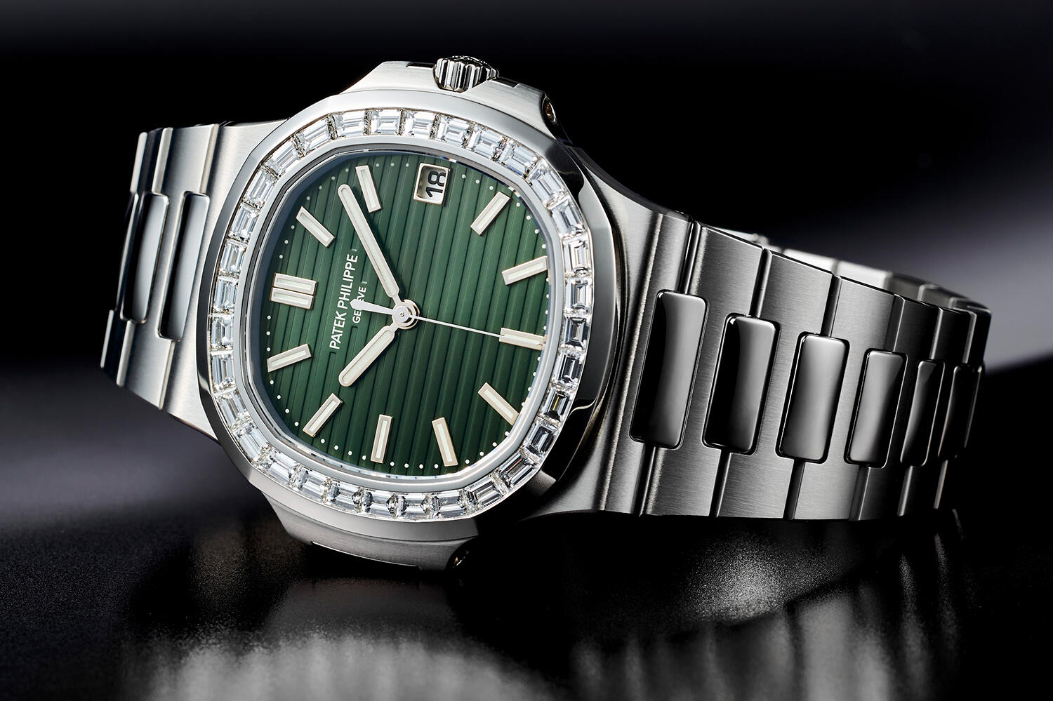 カジュアルにもドレッシーにも合う「ノーチラス」から今年限定の