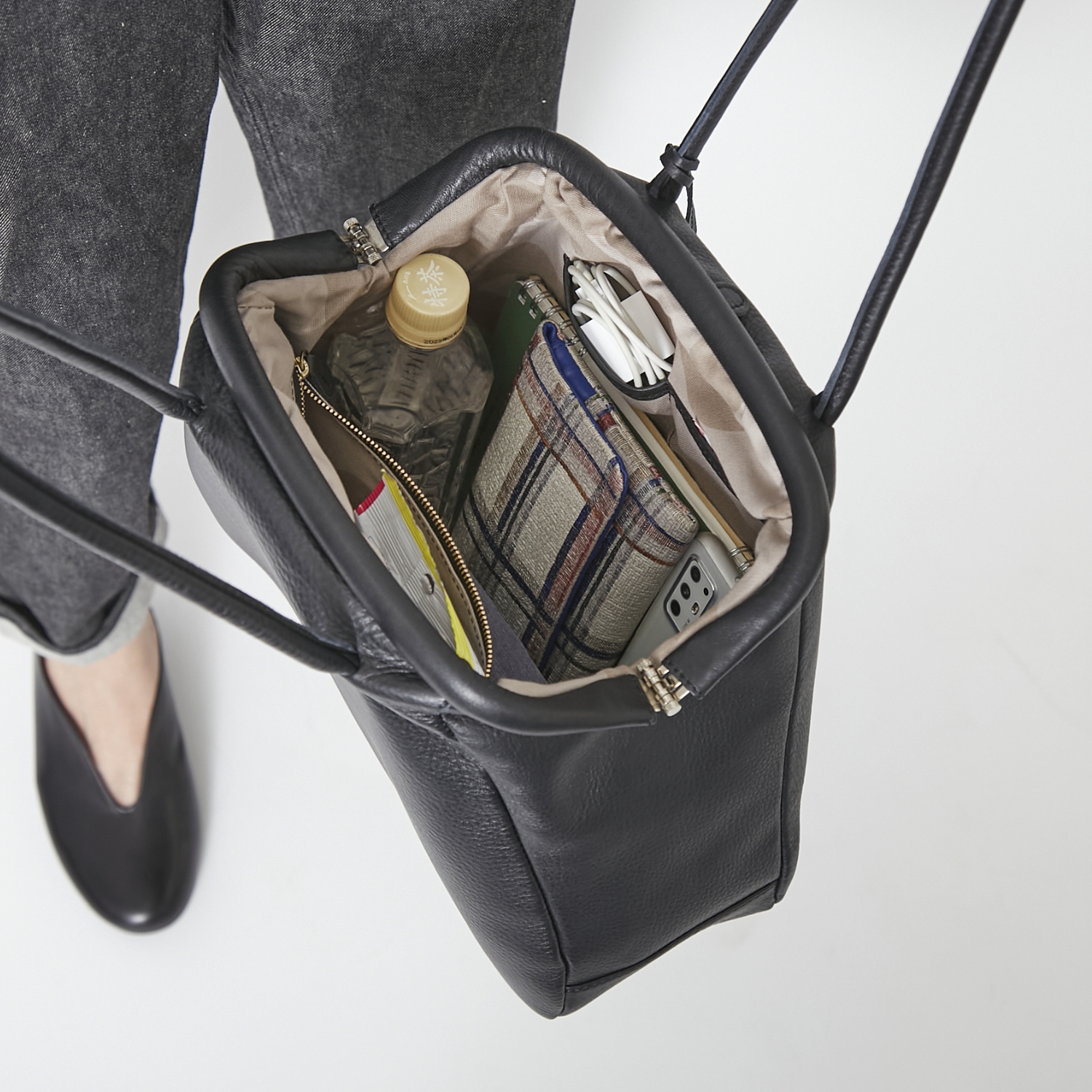 mononogu/リップボストン -口金がクラシックな、肩がけできるレザー